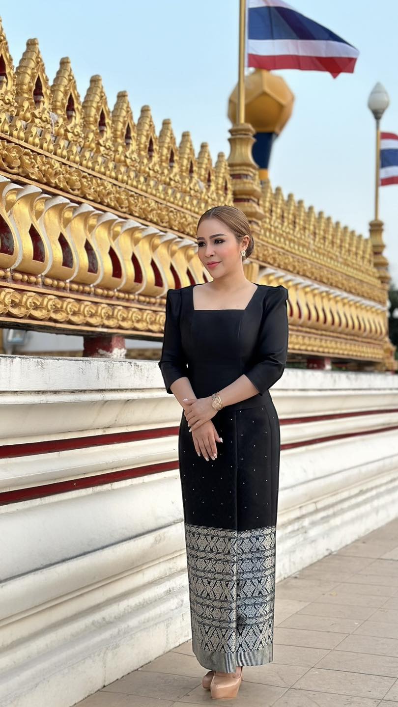 ชุดไทยสีดำ ณ วัด — Lada Silk